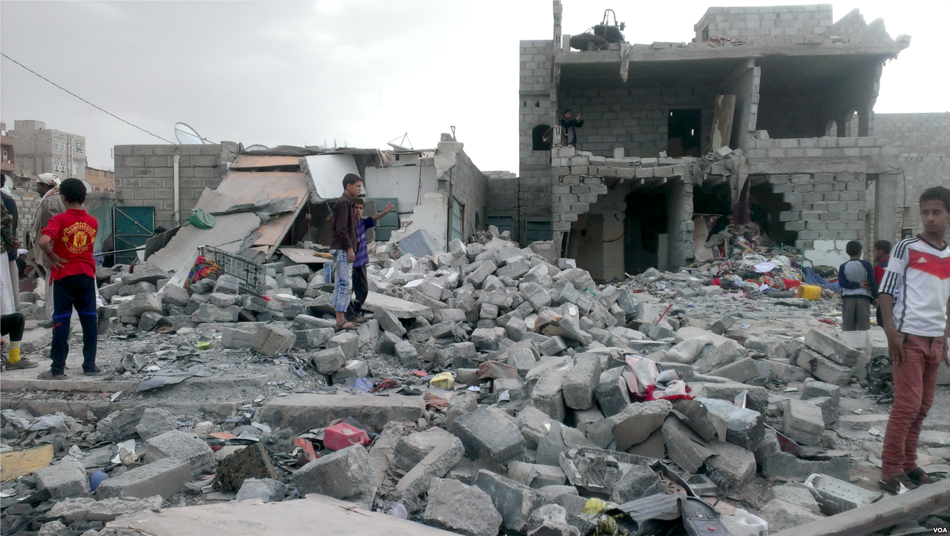 Demolished Building in Sanaa [Almigdad Mojalli-VOA, via Wikimedia Commons].png