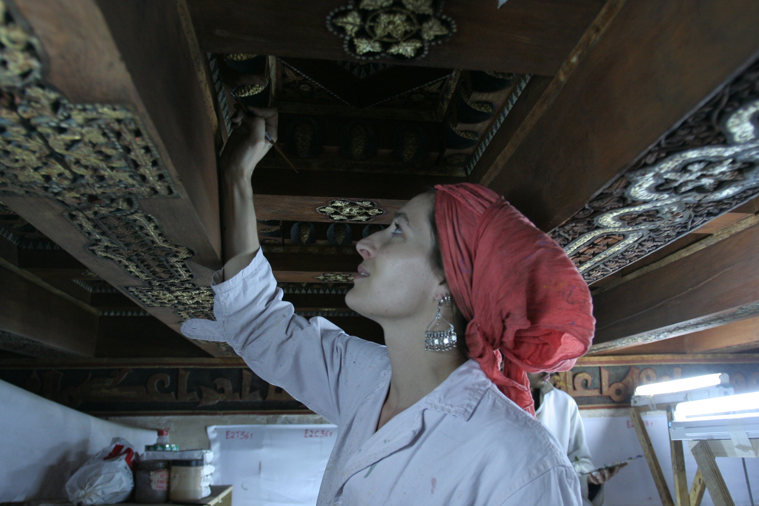 9. Restauratrice italiana in esecuzione di ritocco sulle tarvi decorate della Grande Moschea di San'aa.jpg