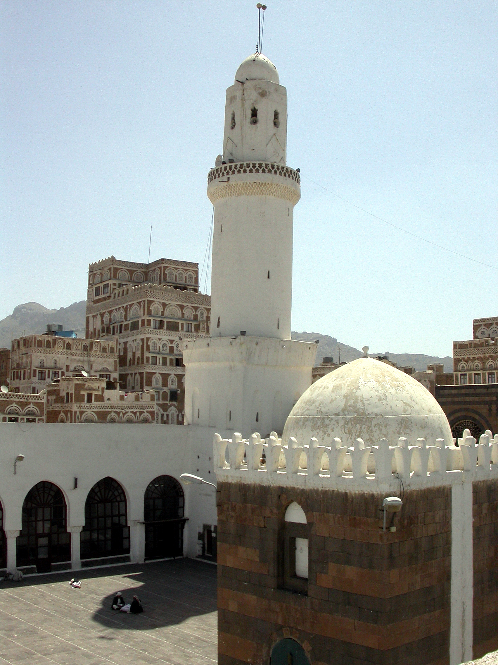1. Cortile interno e minareto est della Grande Moschea di San'aa.jpg