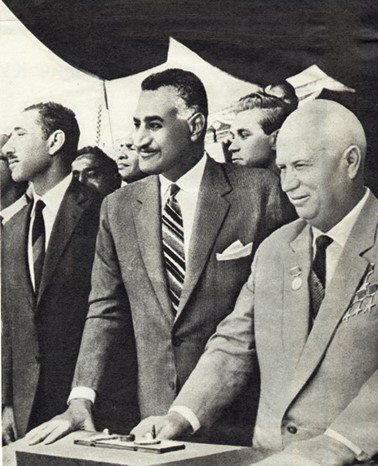 Gamal Abdel Nasser e Nikita Chruščëv assistono ali lavori della costruzione della diga di Assuan. Fonte: Wikimedia Commons.